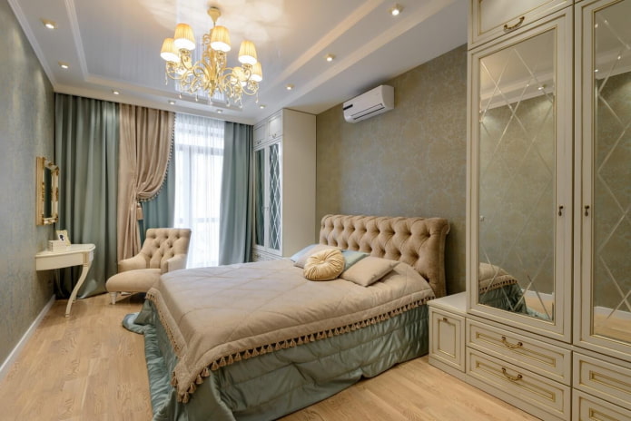 Bett im Interieur im neoklassizistischen Stil