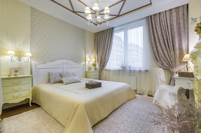 Bett im Interieur im Provence-Stil