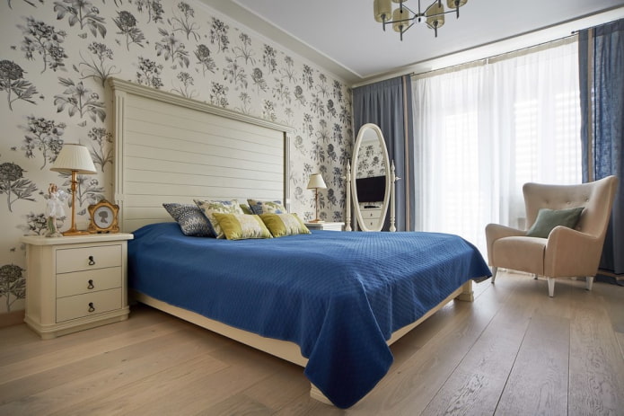 Holzbett im Provence-Stil
