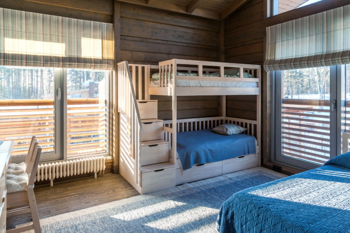 Etagenbett aus Holz im Innenraum