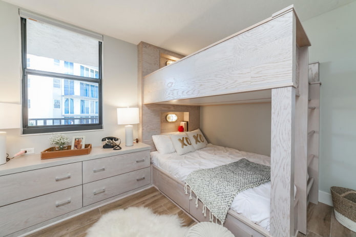 Etagenbett aus Holz im Innenraum