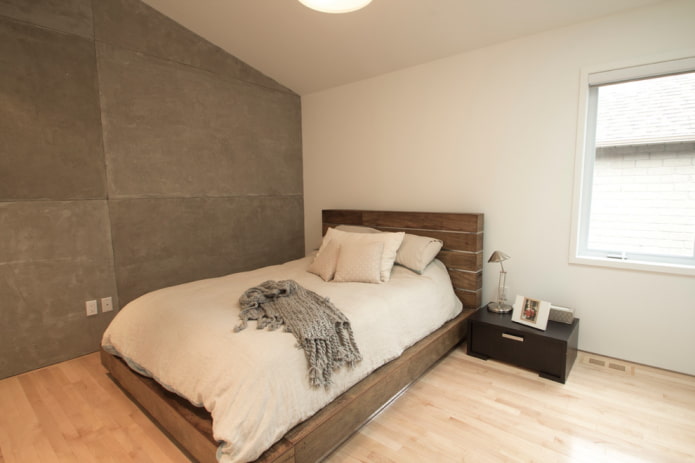 braunes Holzbett im Innenraum