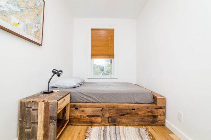 Bett aus gebürstetem Holz im Innenraum
