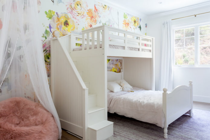 Holzbett im Mädchenzimmer