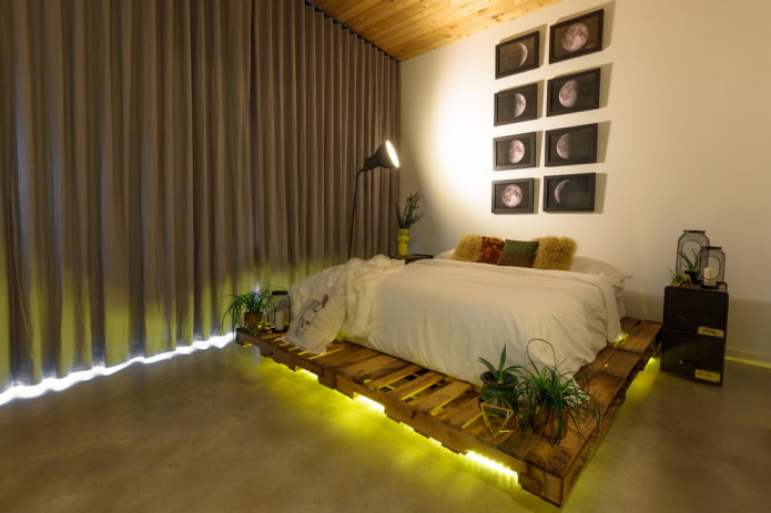 Holzpodestbett im Innenraum