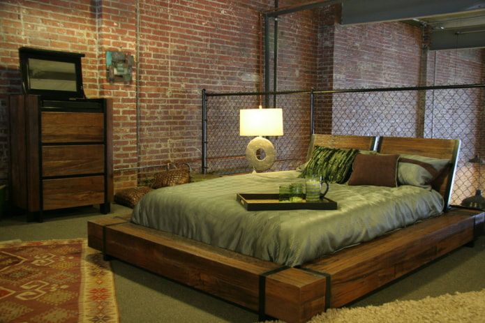 Holzbett im Loft-Stil
