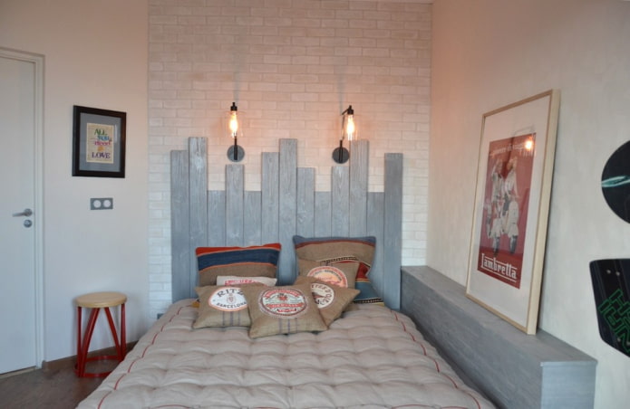 Holzbett im Loft-Stil