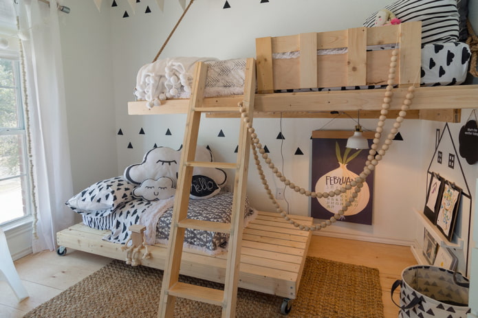 Holzbett im skandinavischen Stil
