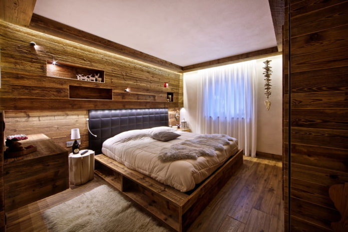 Holzbett im Chalet-Stil