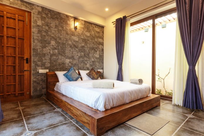 Holzbett im orientalischen Stil