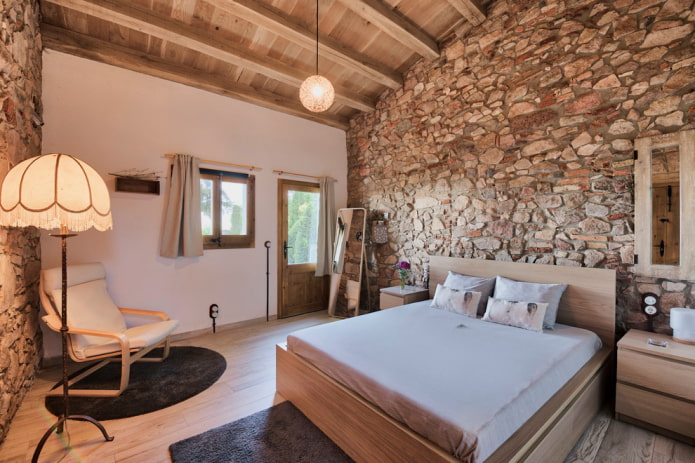 Doppelbett aus Holz im Interieur