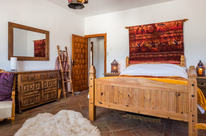 Holzbett im Interieur