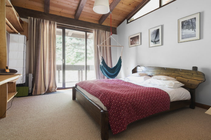 Holzbett im Schlafzimmer
