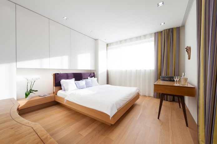 Holzbett im Schlafzimmer