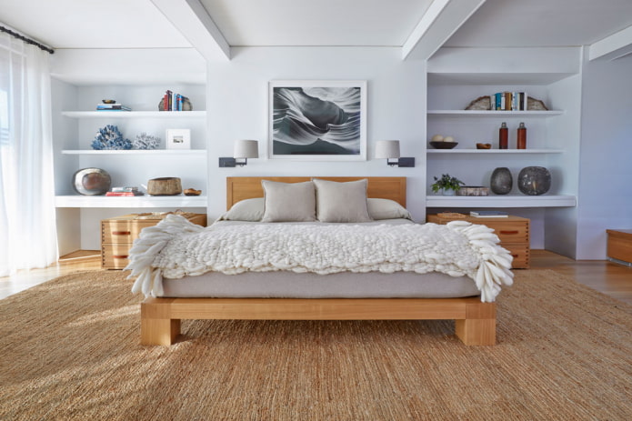 Holzbett im Interieur
