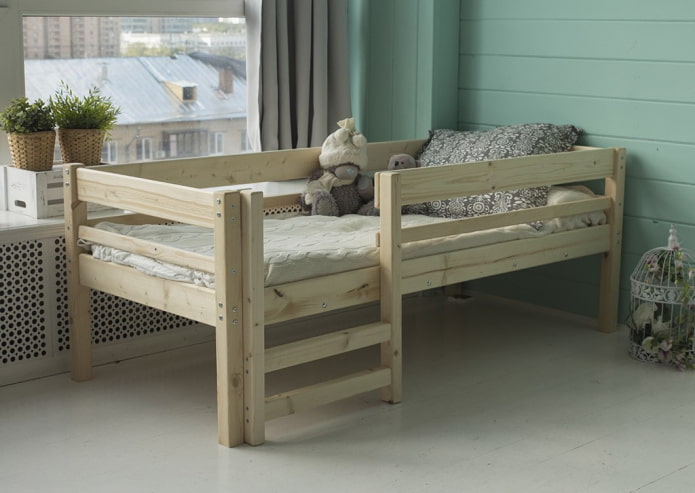 Eckbett aus Holz im Innenraum