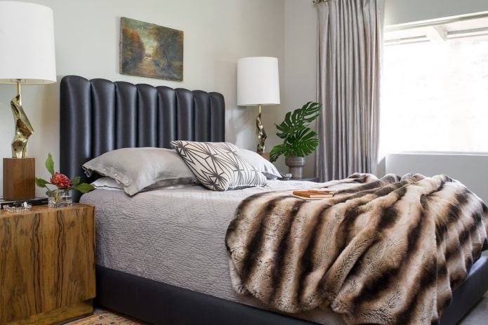 Bett mit Lederkopfteil im Innenraum