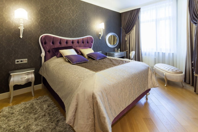 Bett mit violettem Kopfteil im Innenraum