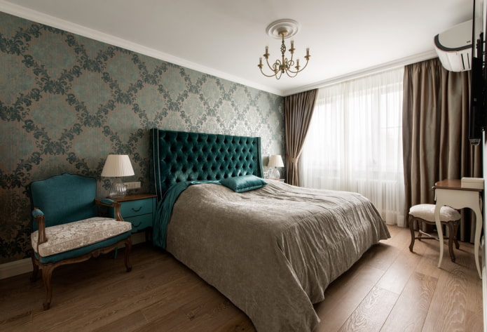 Bett mit weichem Kopfteil im klassischen Stil