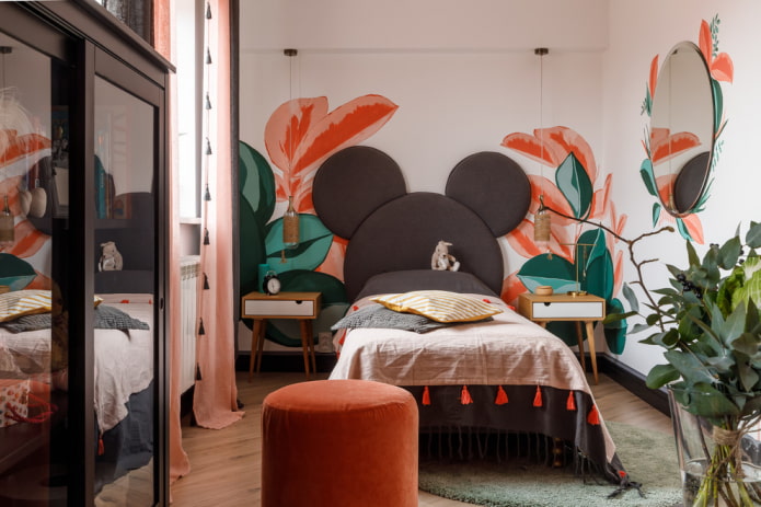 Bett mit weichem Kopfteil im Kinderzimmer