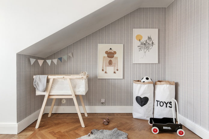 Ungewöhnliches Design eines Babybetts im Interieur