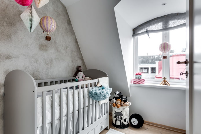 graues Kinderbett für ein Baby im Innenraum