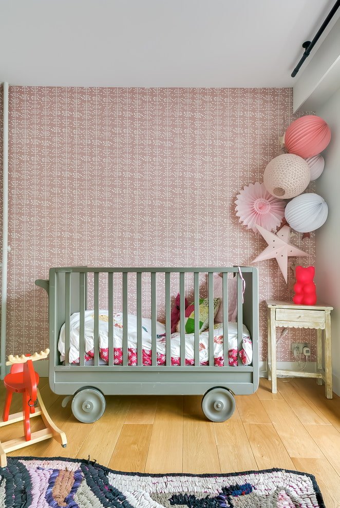ungewöhnliches Design eines Babybetts im Innenraum