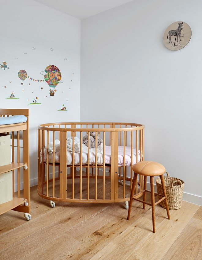 ovales Babybett im Innenraum