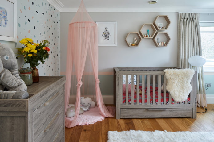 rechteckiges Kinderbett für Babys im Innenraum