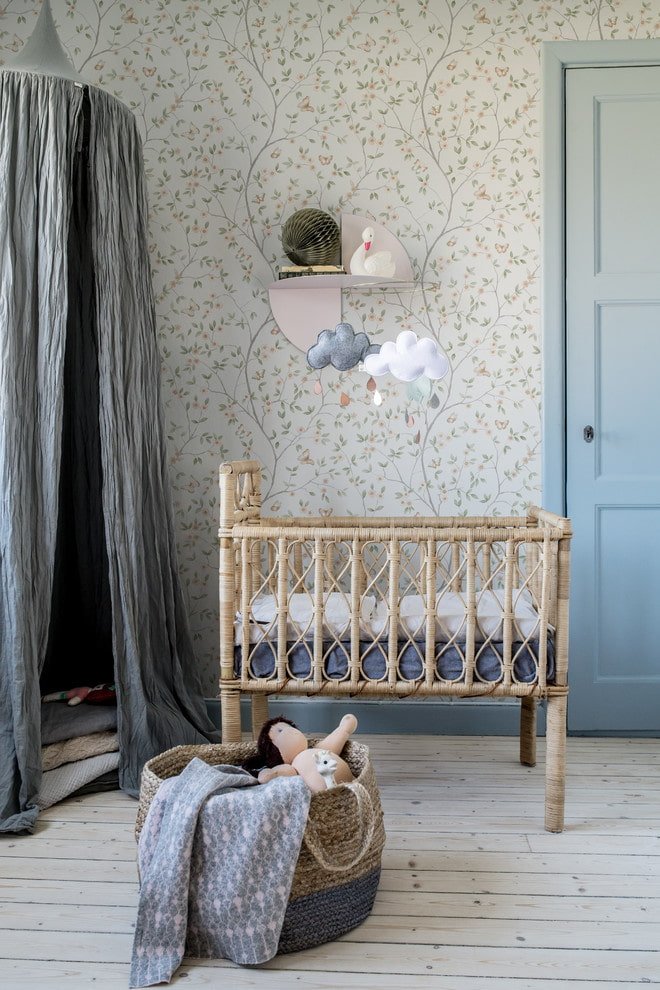 ungewöhnliches Design eines Babybetts im Innenraum