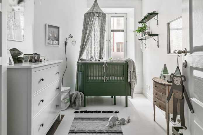 grünes Kinderbett für ein Baby im Innenraum