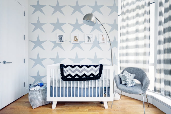 weißes Kinderbett für ein Baby im Innenraum
