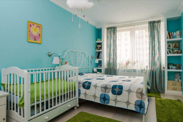 Babybett im Schlafzimmer