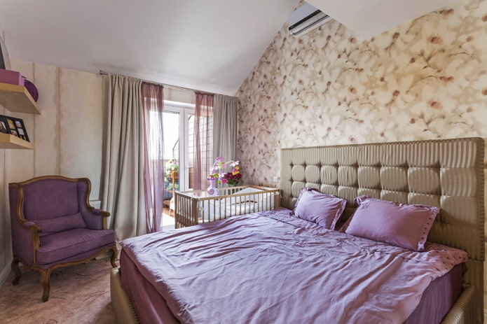 Babybett im Schlafzimmer