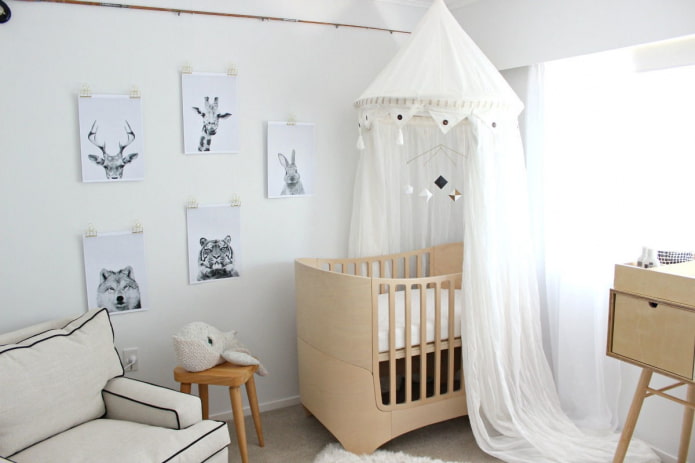 Babybett im Kinderzimmer