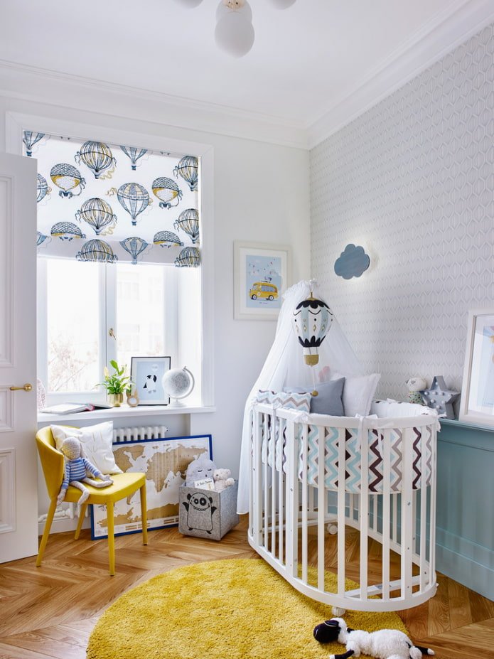 ovales weißes Babybett