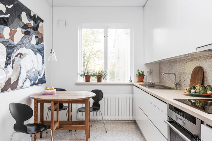 runder brauner Tisch im Kücheninterieur