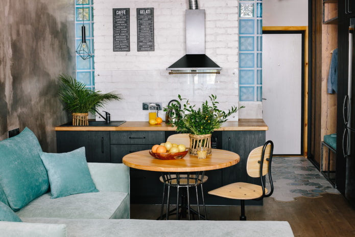 runder Tisch in einer Küche im Loft-Stil