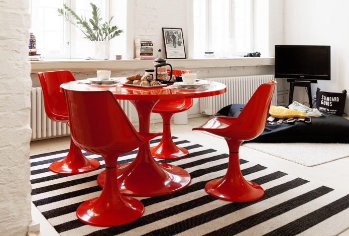 runder roter Tisch im Wohnküchen-Interieur