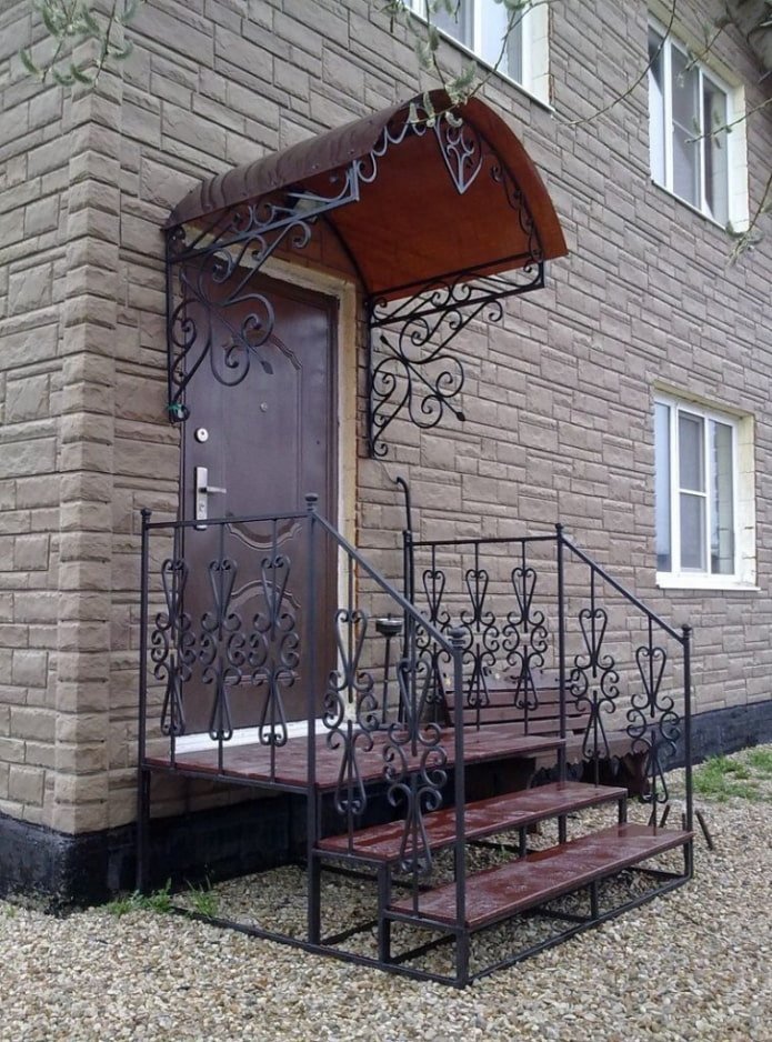 Haus mit Metallveranda