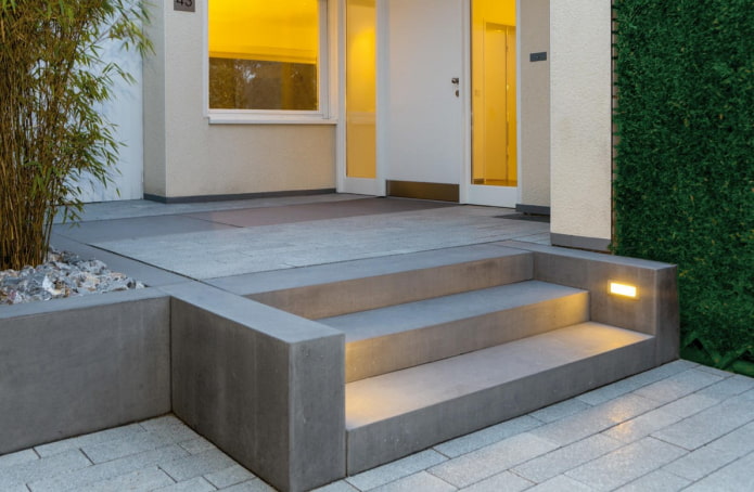 Haus mit einer Betonveranda