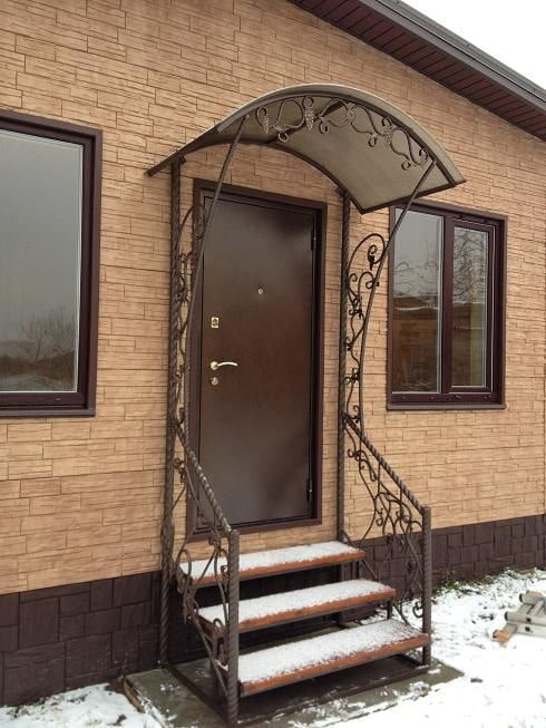 Haus mit einer Metallveranda