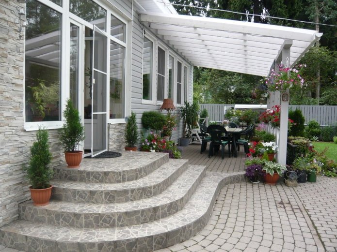 Haus mit einer halbrunden Veranda