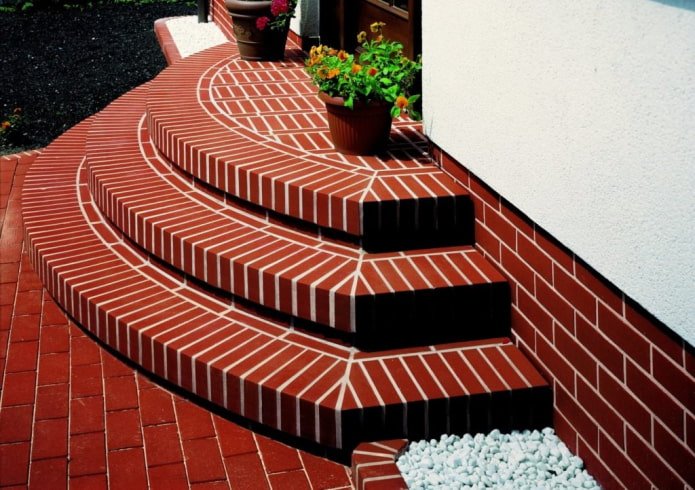 Haus mit einer halbrunden Veranda