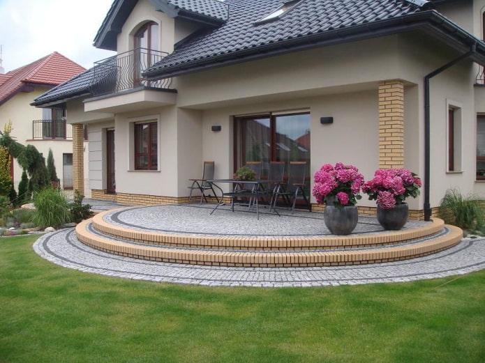 Haus mit runder Veranda