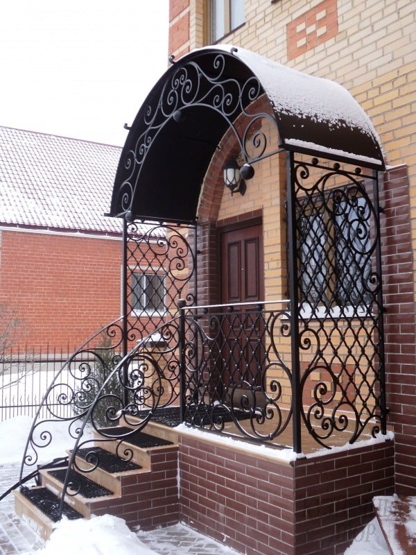Haus mit einer Metallveranda