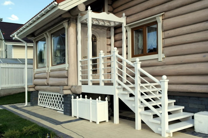 weiße Veranda eines Holzhauses