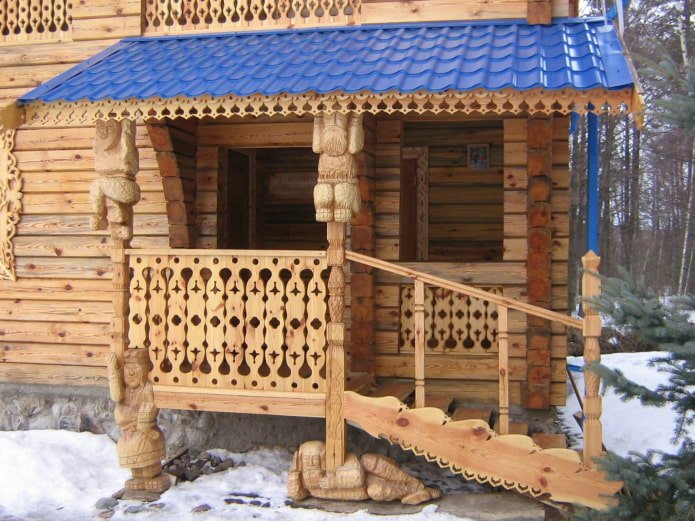 Geschnitzte Veranda in der Nähe des Hauses