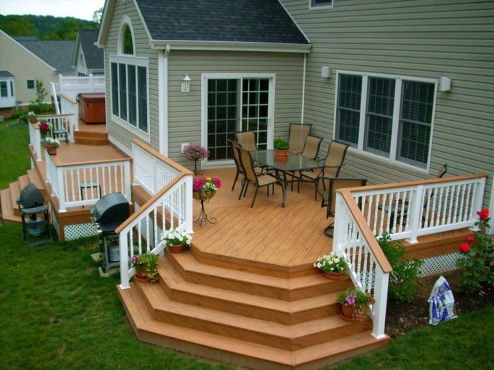 Veranda-Terrasse in der Nähe des Hauses 