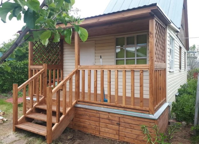 Holzveranda an der Datscha